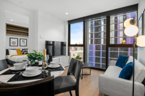 Stunning 2BR Apartment in Melb CBD with Pool and Gym